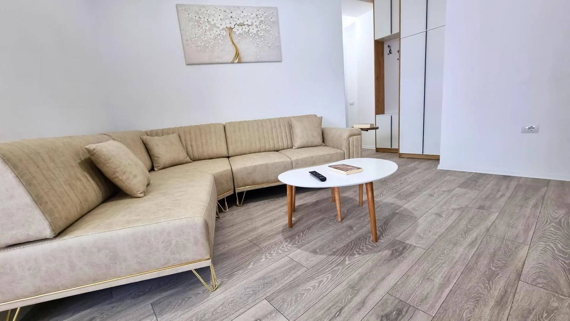 Cozy 2Br Condo Free Parking-Wifi-Ac-Dryer Tirana Apartment